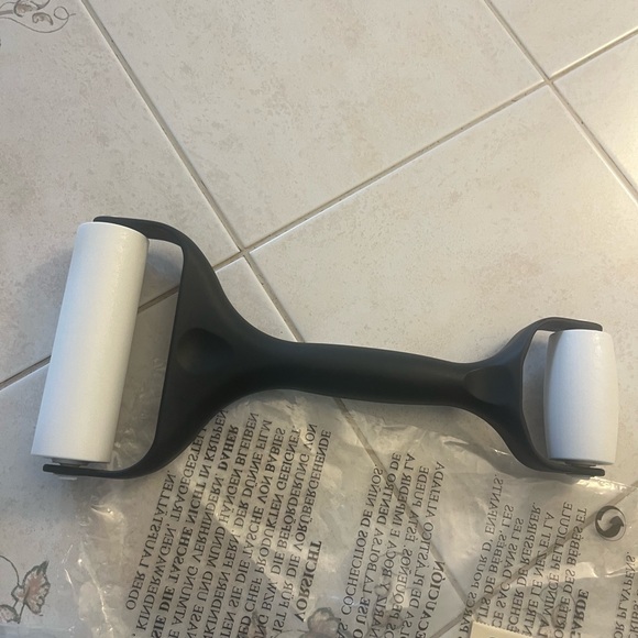 Pampered Chef Black and White Dough Roller - Picture 2 of 3